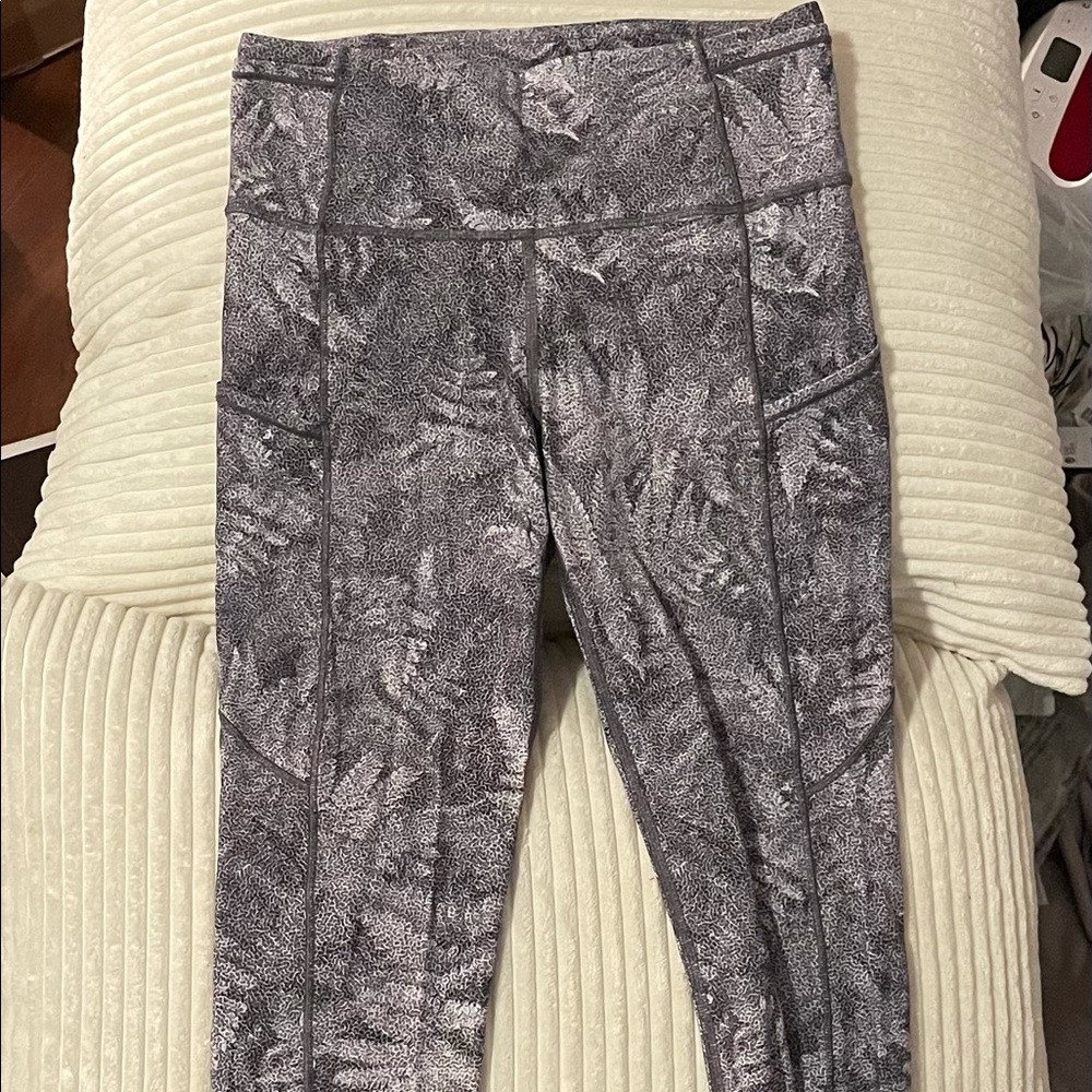 Lululemon size 6 cropped leggings